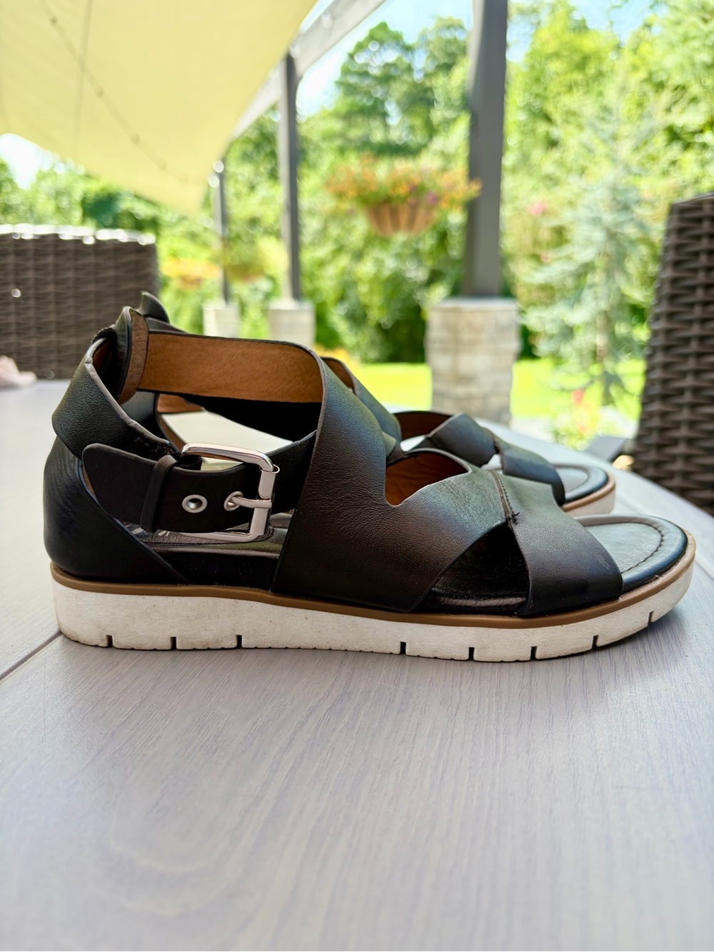 Sofft Black Leather Strappy Sandals with White Sole Size 6 💕🖤